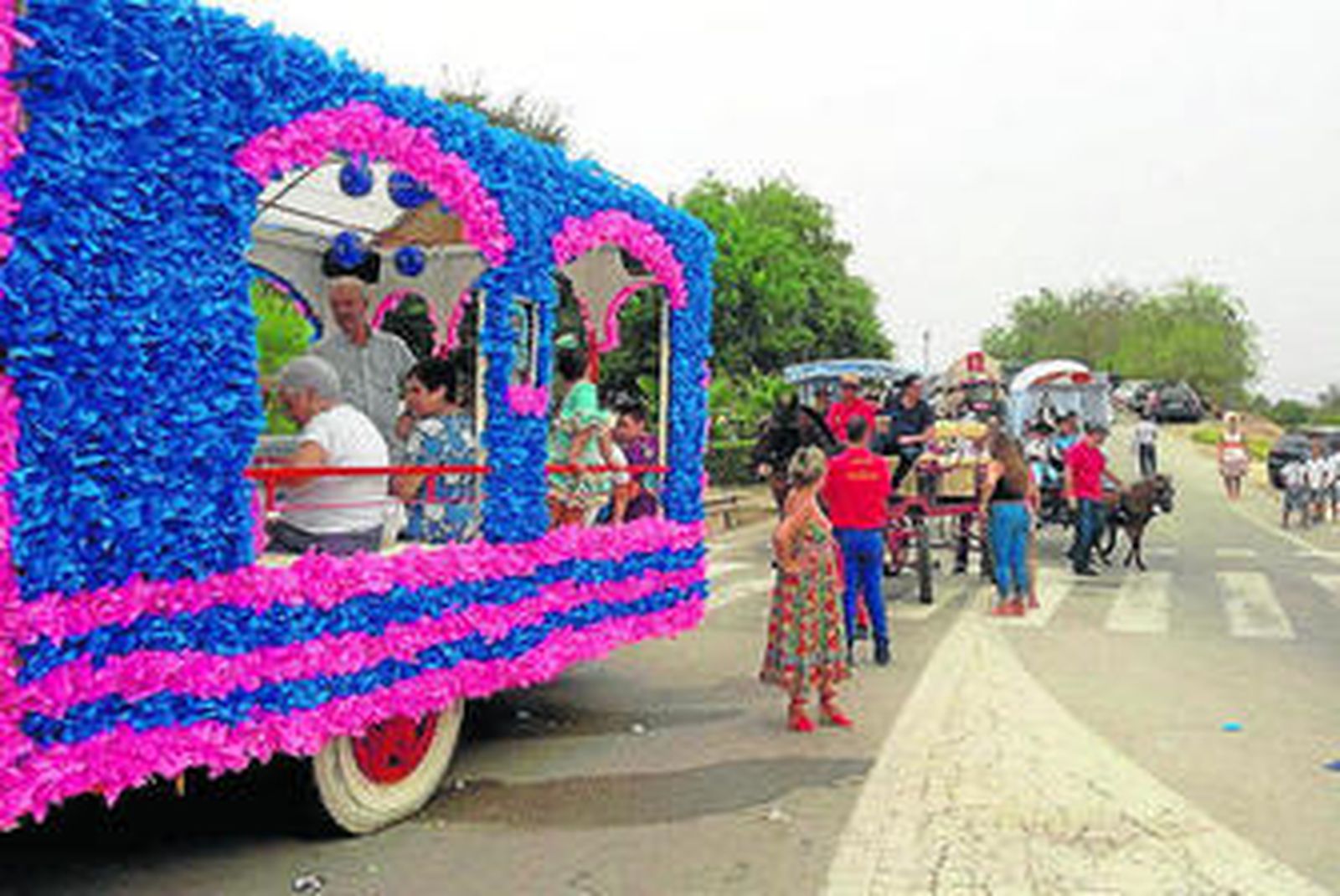 Los braceros esperan para portar la imagen de la Virgen de Belén.