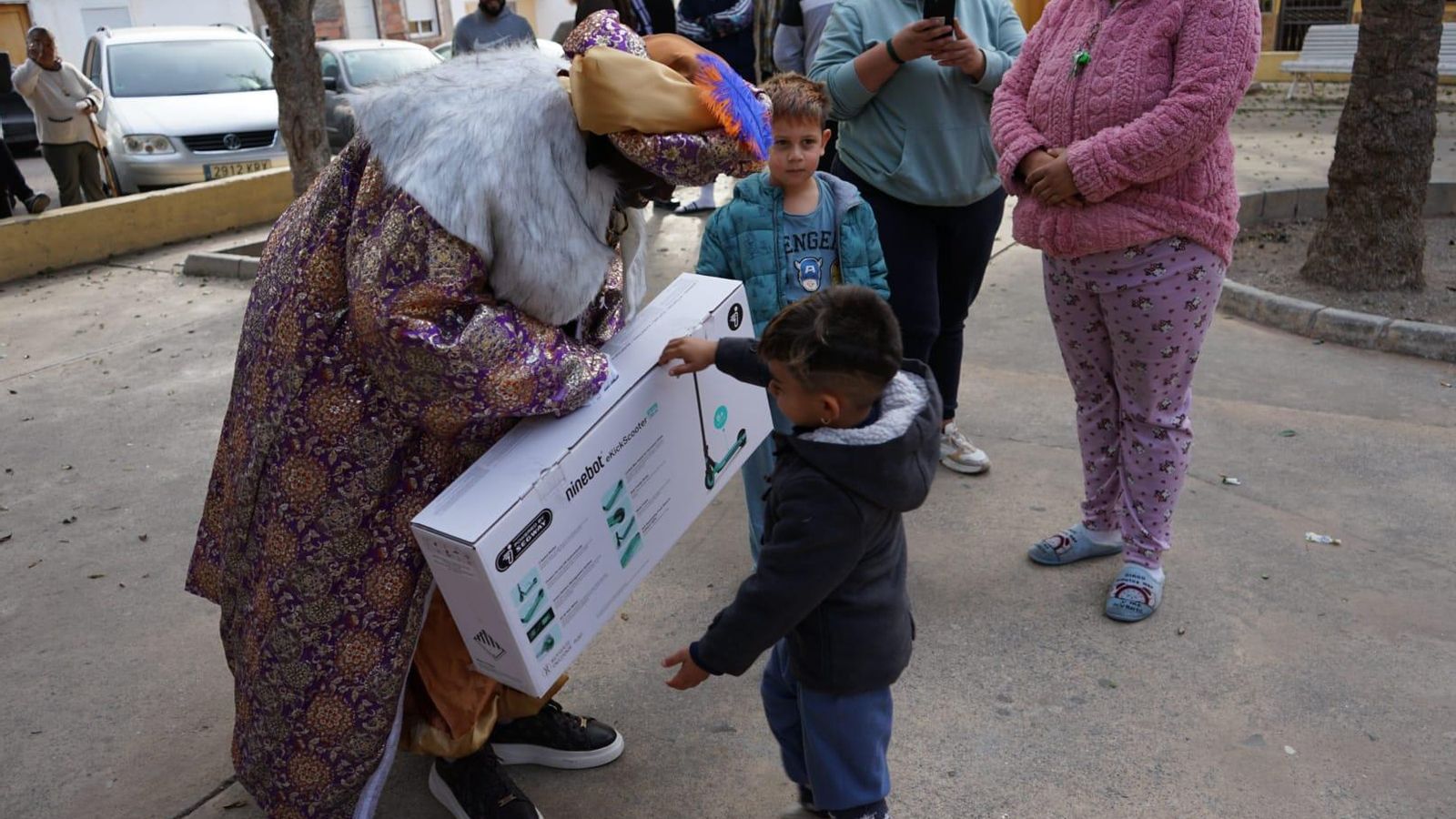 A este niño los regalos le llegaron antes: un patinete.