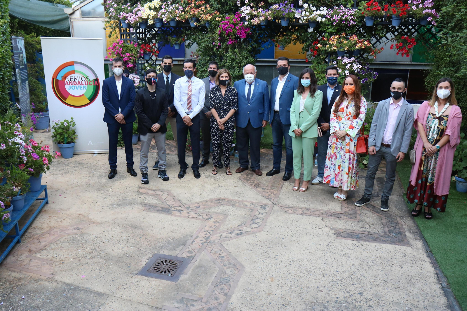Foto de familia de los premiados por el IAJ. Foto de familia de los premiados por el IAJ.