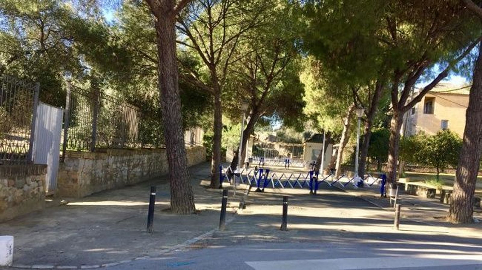 El acceso a Itálica, en donde se instalaban estos vendedores de artesanía hasta el pasado mes de marzo.