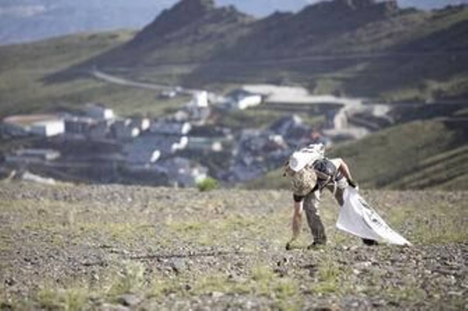 Fotos: así ha sido la jornada de limpieza en las pistas de esquí de Sierra Nevada