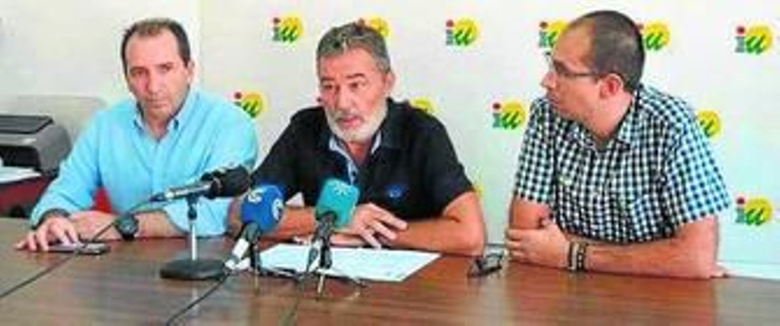 Los portavoces de la oposición en Almonte, en rueda de prensa.