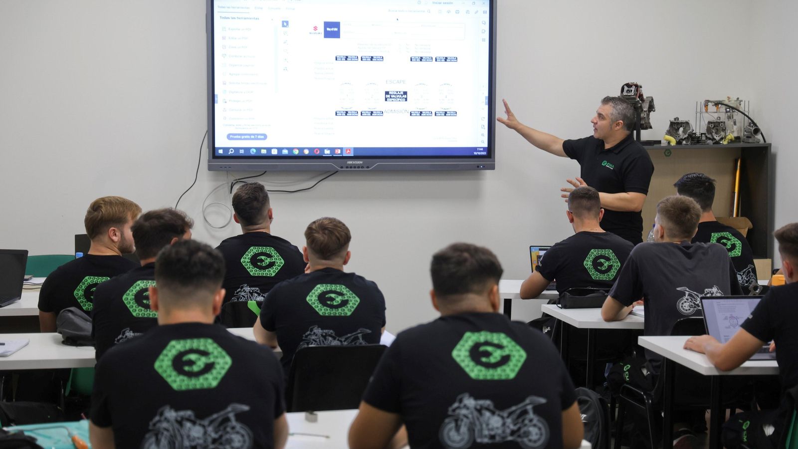 Clase teórica en EMA competición. Clase teórica en EMA competición.