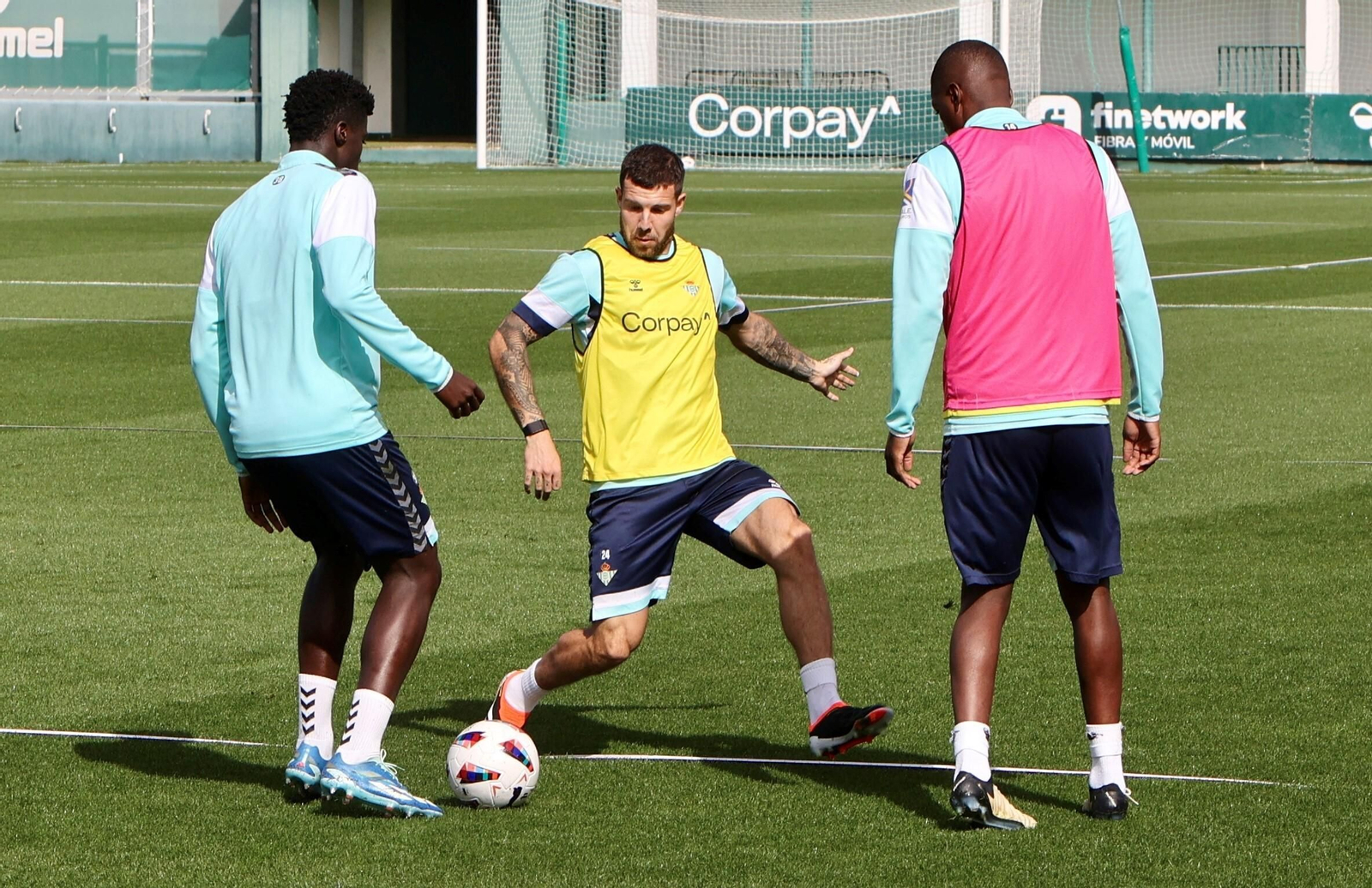 Ruibal trata de robar un balón en un entrenamiento.