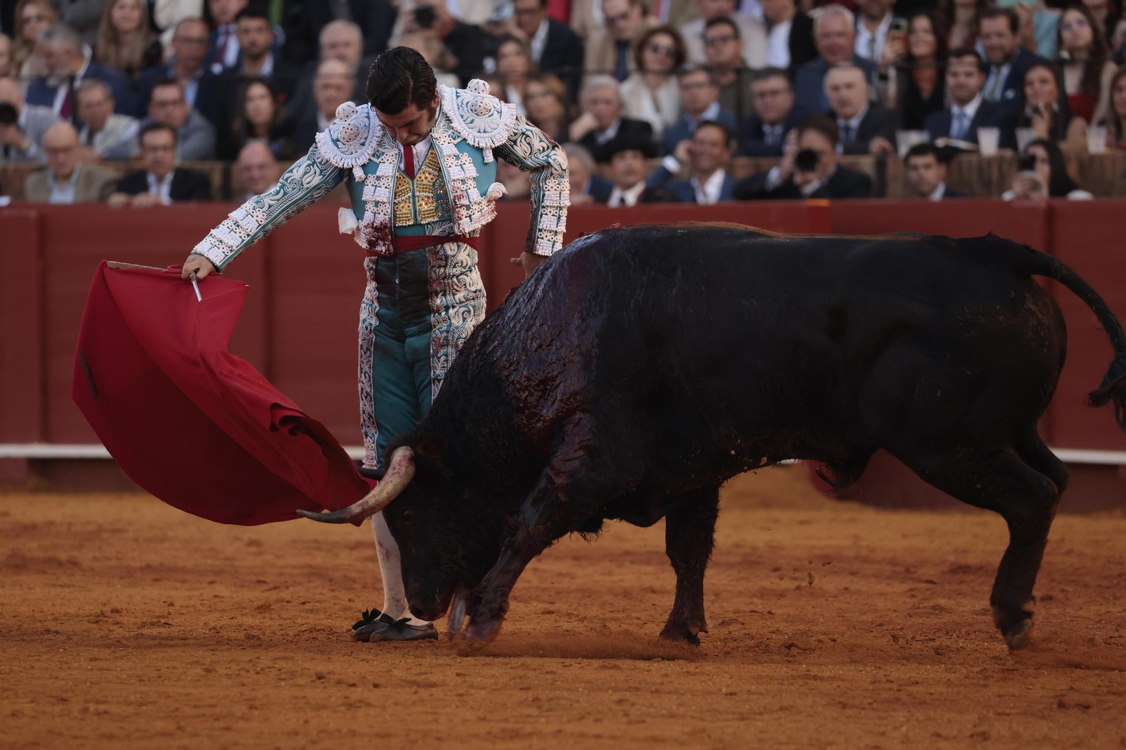 Las imágenes de los toros en Sevilla con Morante de la Puebla, José María Manzanares y Talavante