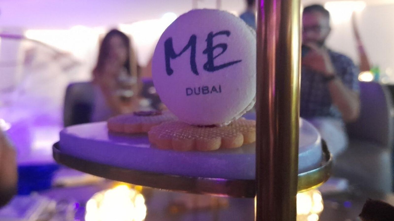 Un macaron entre los petit fours del ME Dubai Un macaron entre los petit fours del ME Dubai