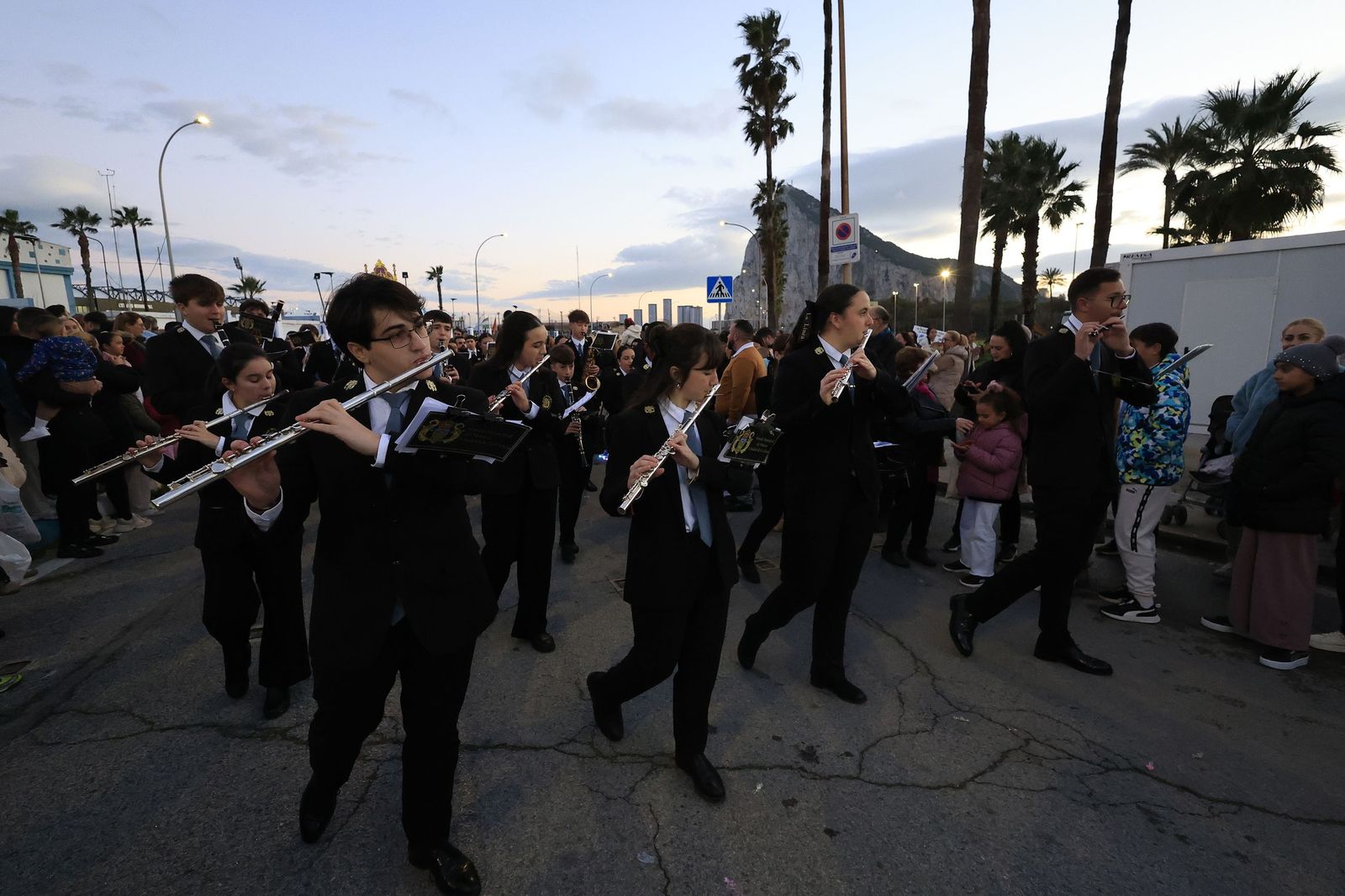 Búscate en las fotos de la cabalgata de Reyes Magos 2026 en La Línea