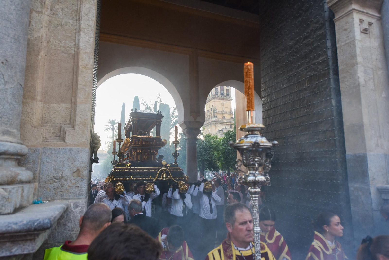 El traslado del Sepulcro de El Carpio tras el Magno Vía Crucis de Córdoba, en imágenes