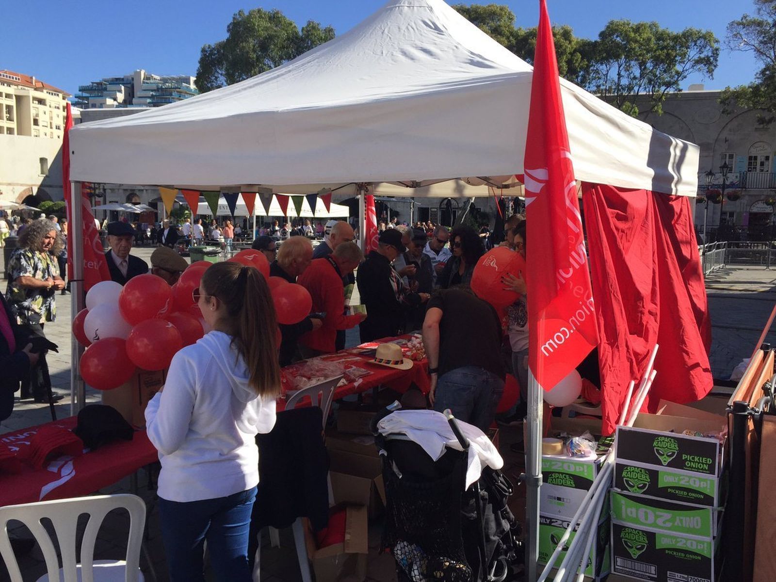 Uno de los tenderetes del sindicato Unite reparte globos y obsequios en Casemates, ayer.