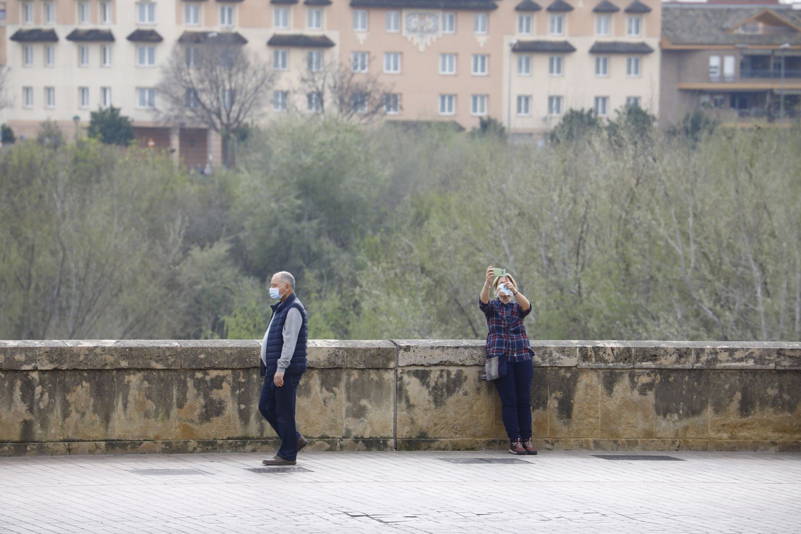 El buen tiempo llena las calles y terrazas en el primer día del Puente de Andalucía en Córdoba