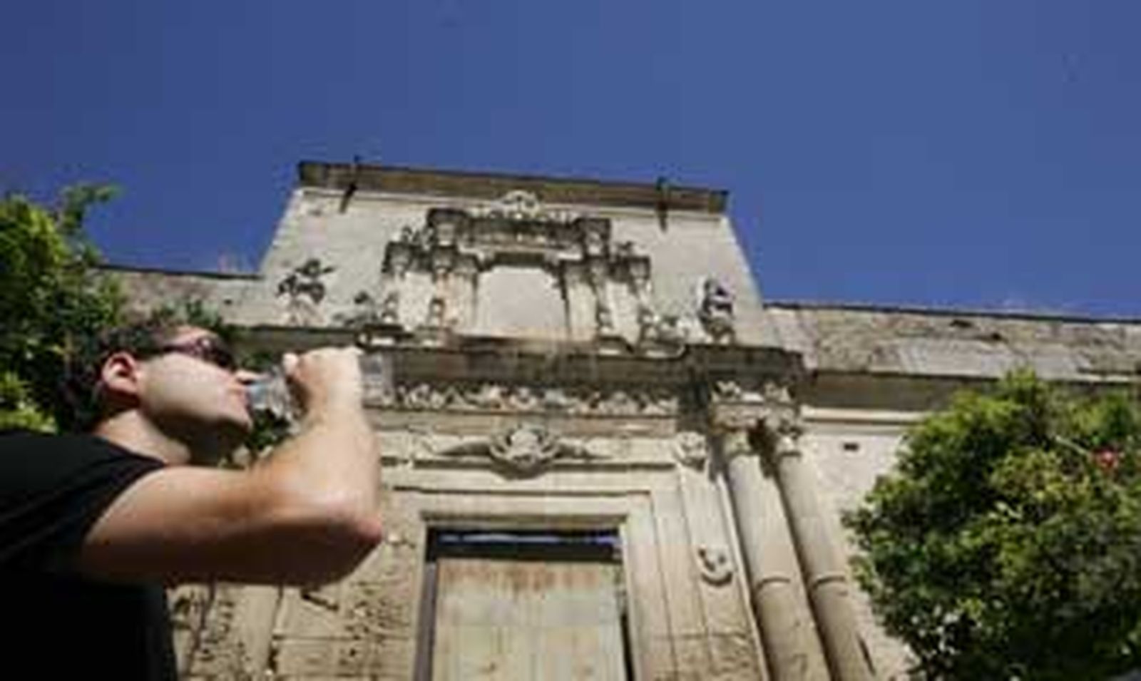 Imagen de la fachada del Palacio de Riquelme, en la plaza del Mercado. /Pascual
