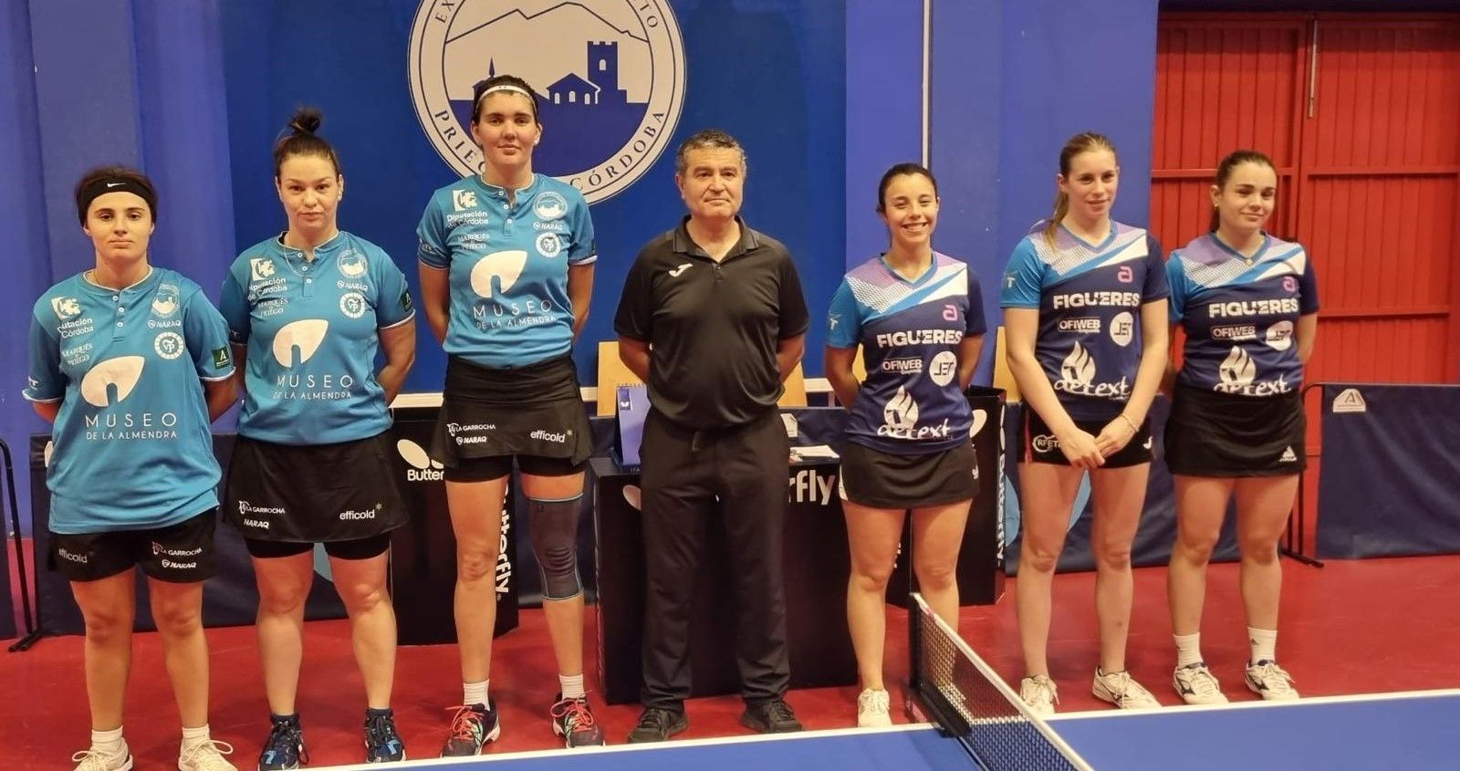 Las palistas del Museo de la Almendra Francisco Morales y el Tramuntana Figueres, antes de su partido en Priego de Córdoba.