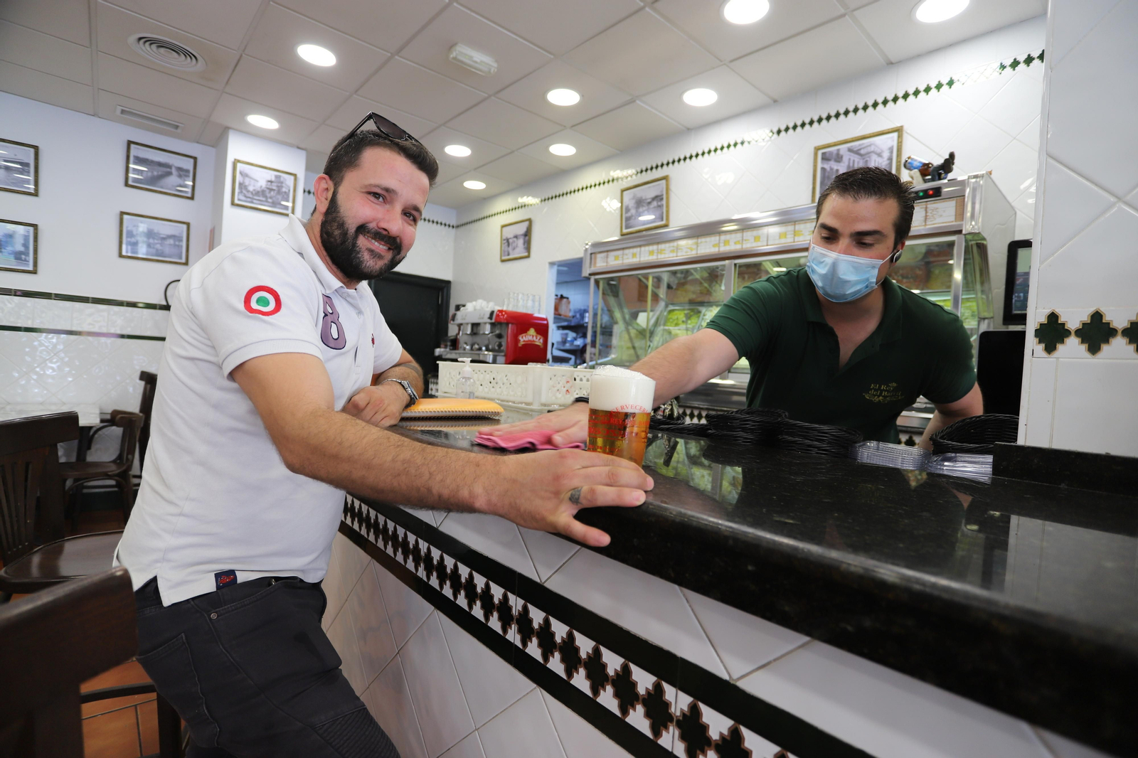 Imágenes del disfrute en fase tres de desescalada en la barra de los bares