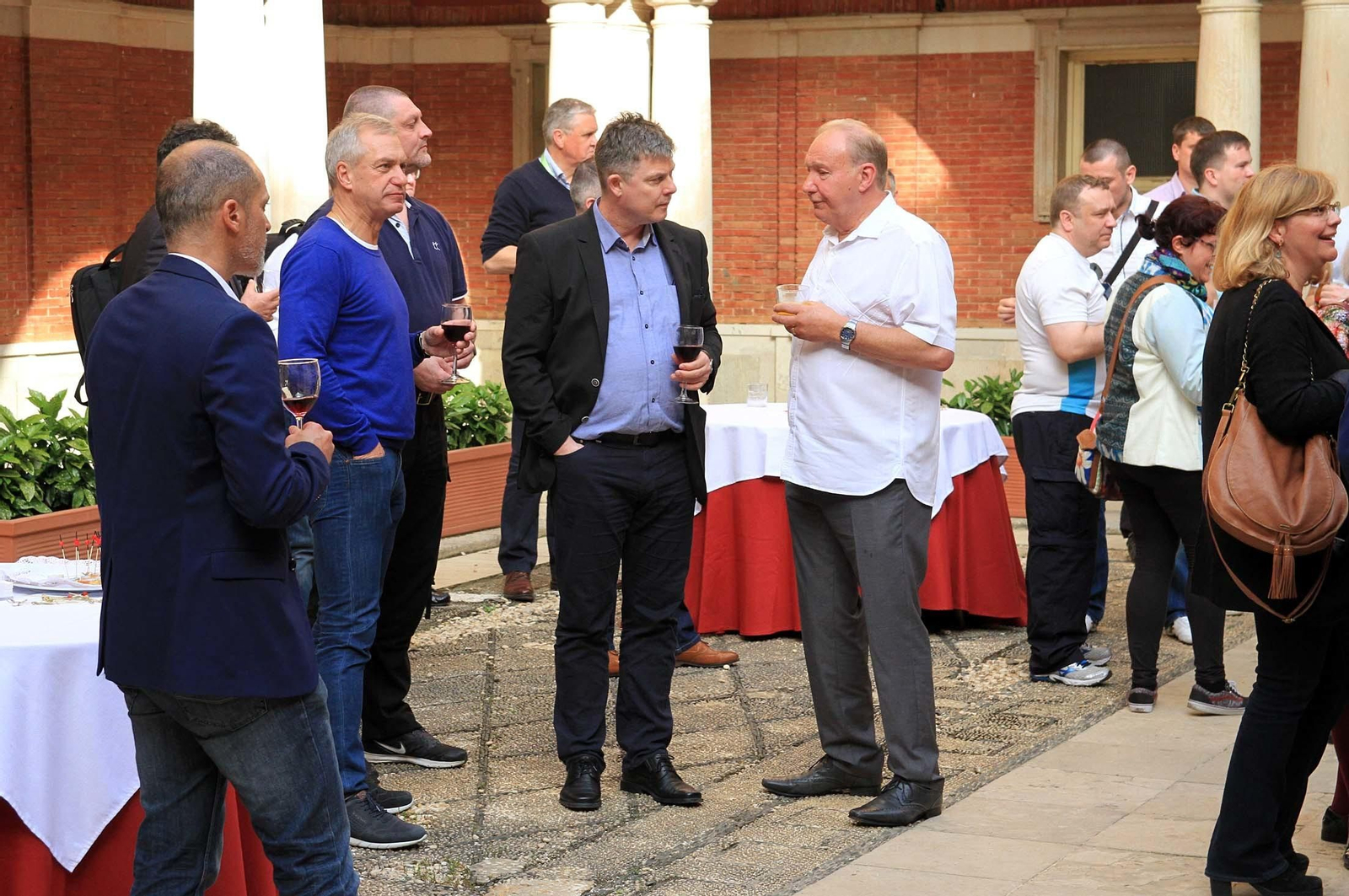 Imágenes de la recepción en el ayuntamiento a organizadores y participantes del Campeonato Europeo de Bádminton que se celebra en Huelva