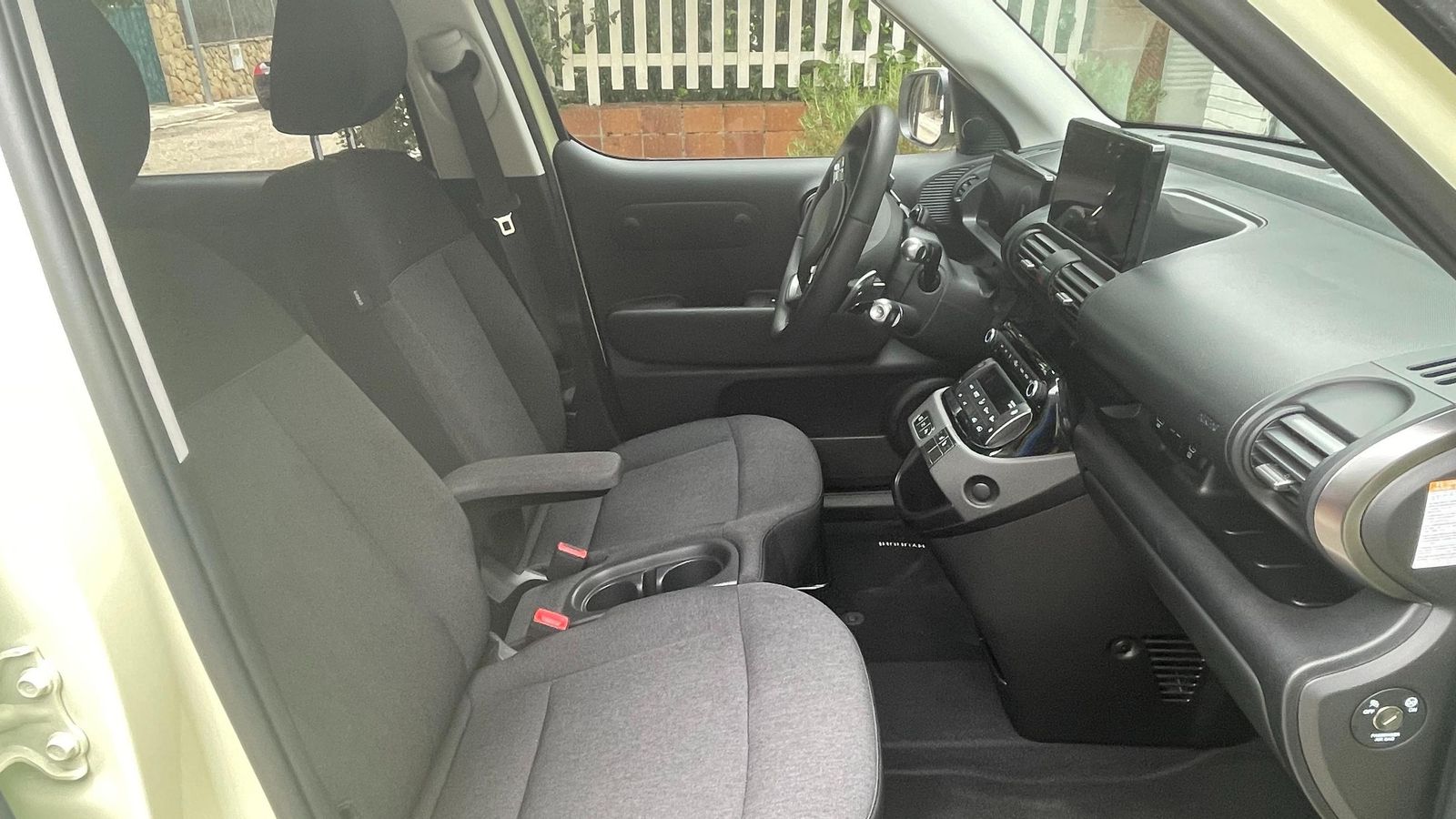 La posición de conducción no es muy elevada y los asientos resultan confortables por mullido o tamaño, incluso muy por encima de lo esperable en un coche de este segmento.