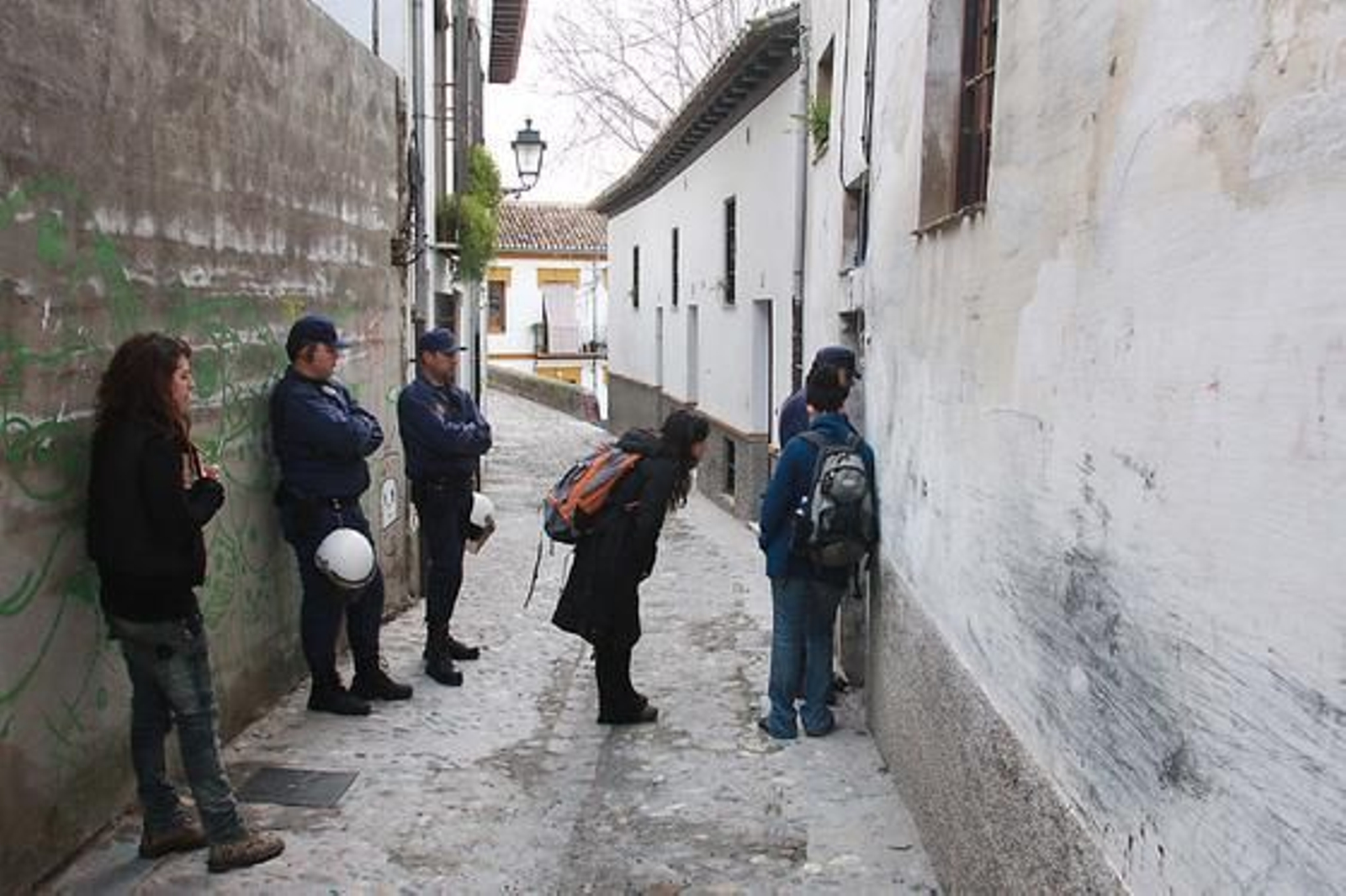 Seis ocupas son desalojados de la Casa del Aire, en el nº 7 de la calle Zenete del barrio granadino del Albaicín.

Foto: Pepe Torres