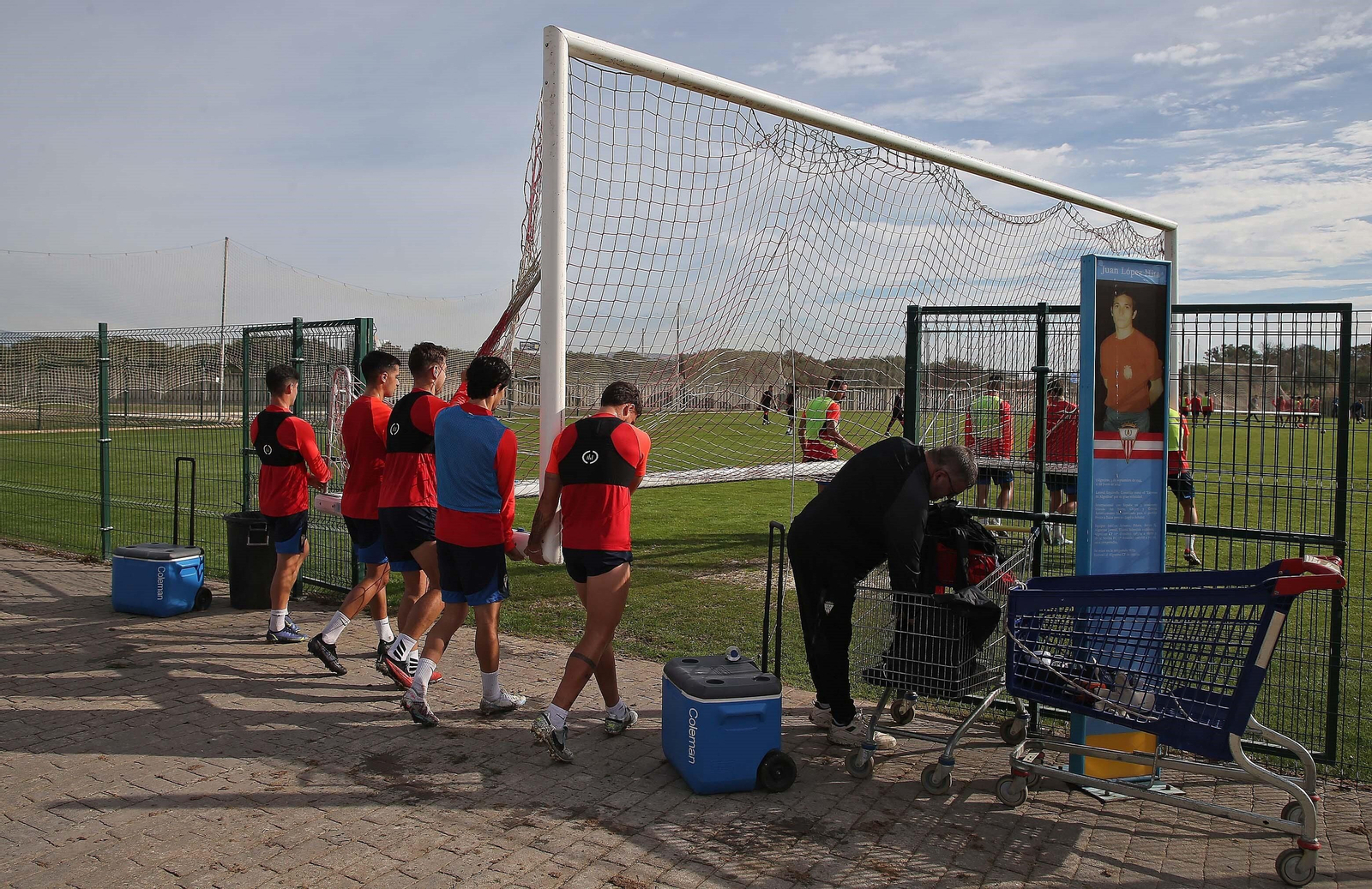 Los jugadores del Algeciras meten una portería en la Pradera.