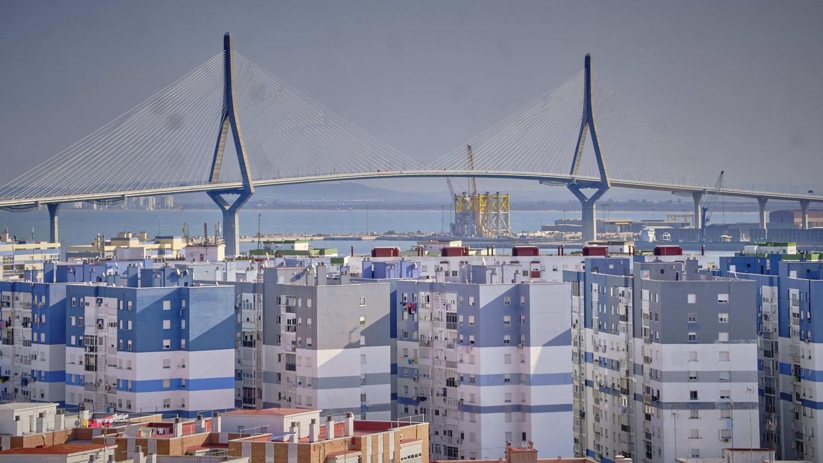 Bloques de pisos en Puerta Tierra con el puente de la Constitución al fondo.