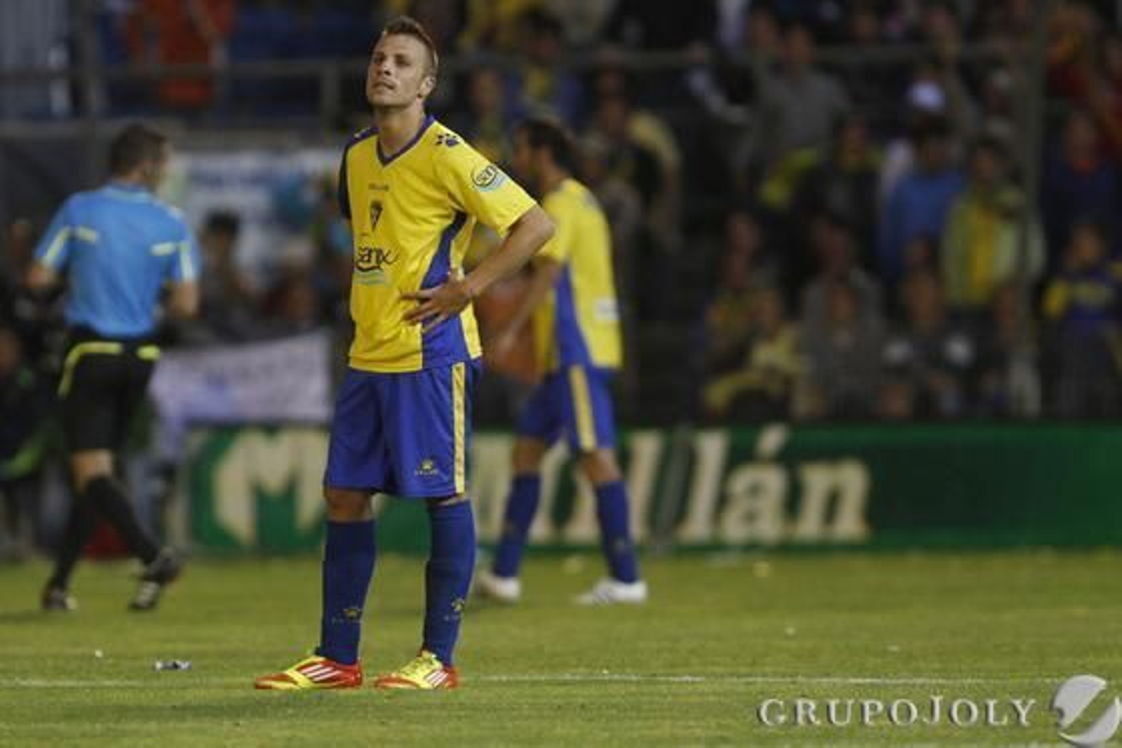 Cases, impotente ante el juego del Castilla. 

Foto: Lourdes de Vicente - Joaquin Pino