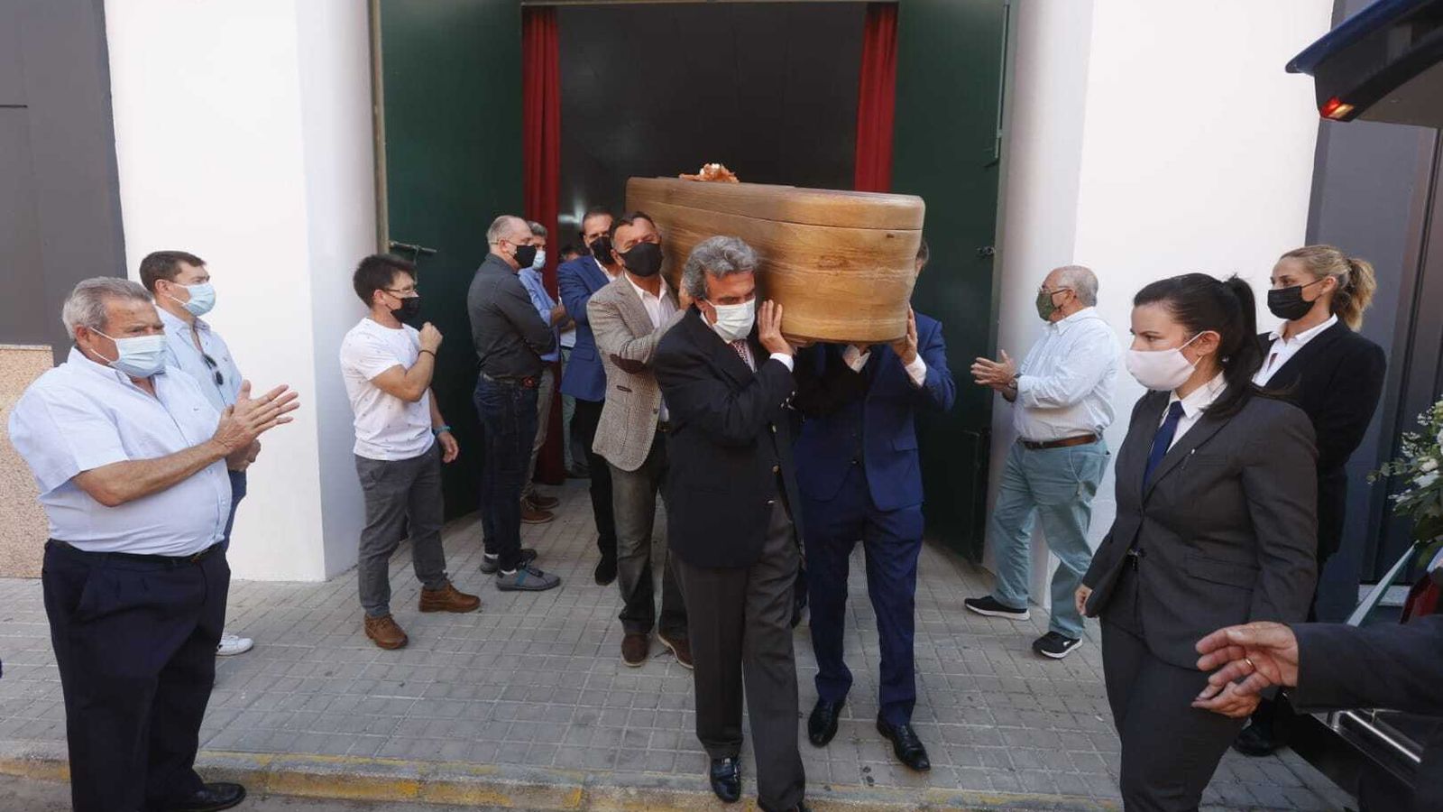 El féretro de Luis del Sol, a la salida del tanatorio Virgen del Rocío de Coria.