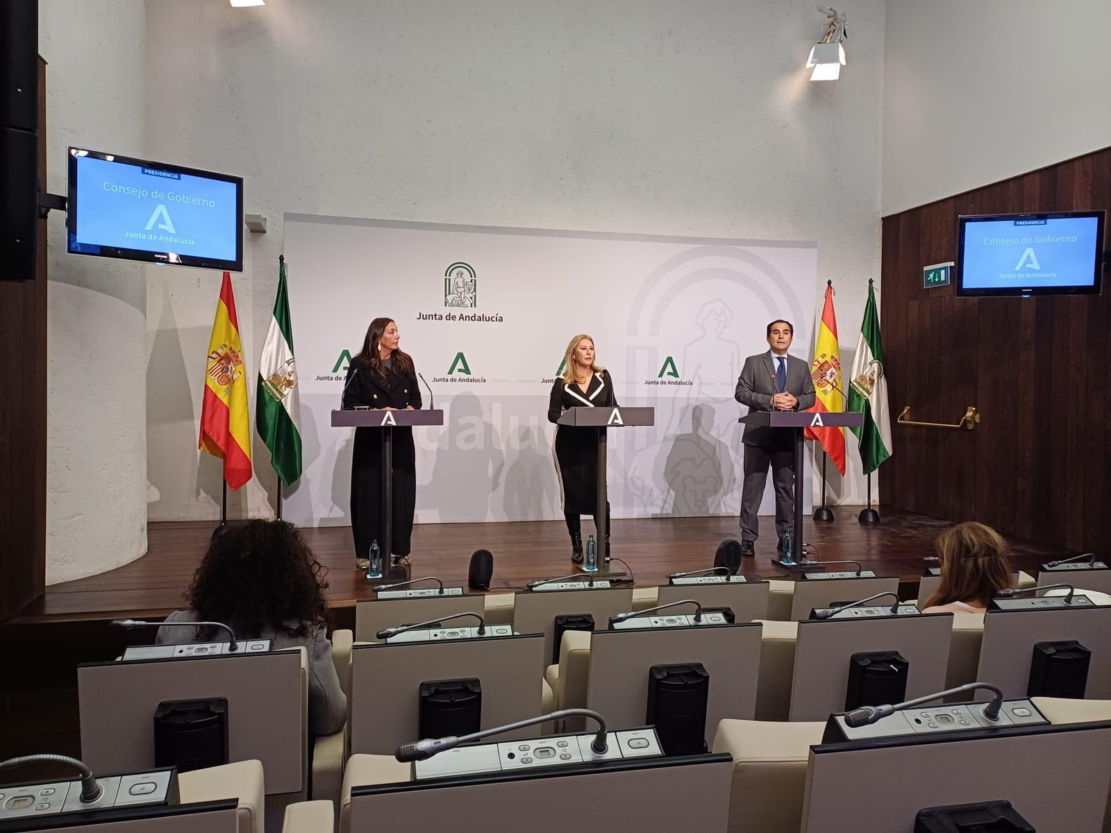 Los consejeros de Igualdad, Loles López; portavoz y de Hacienda, Carolina España; y Administración Pública, José Antonio Nieto, este miércoles en San Telmo.