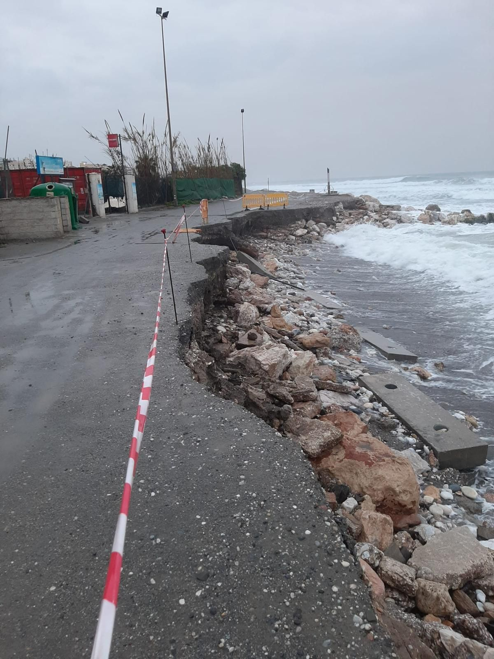 Los destrozos del temporal en las playas de la Axarquía, en fotos