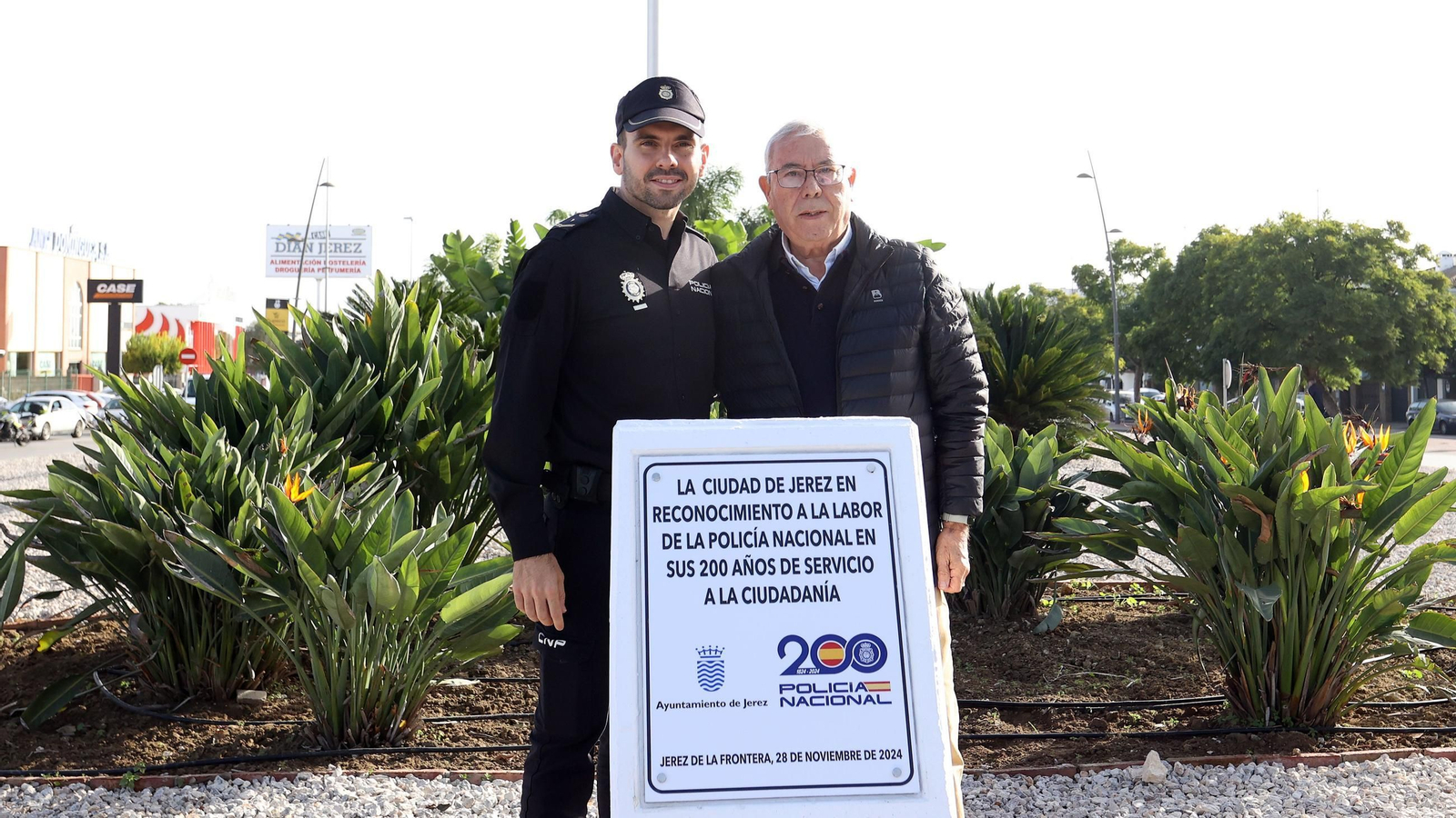 Imágenes de la inauguración de la rotonda de la Policía Nacional en Jerez