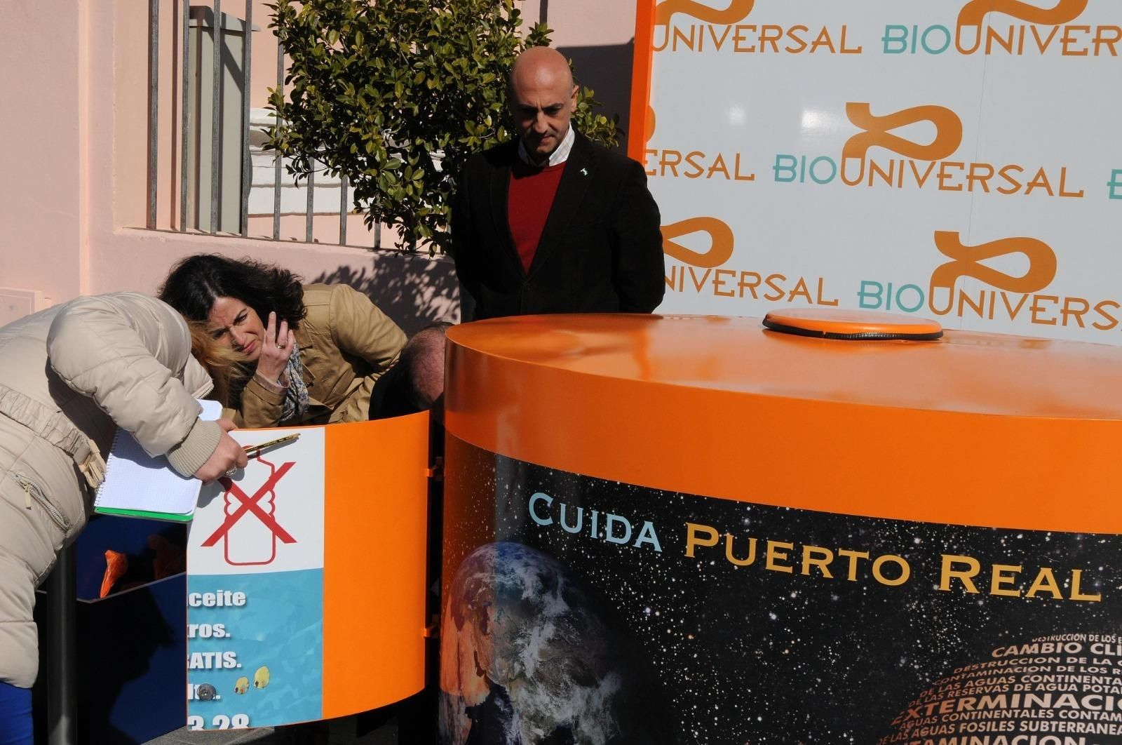 Maribel Peinado y José Antonio Ayuso en la presentación de los contenedores.