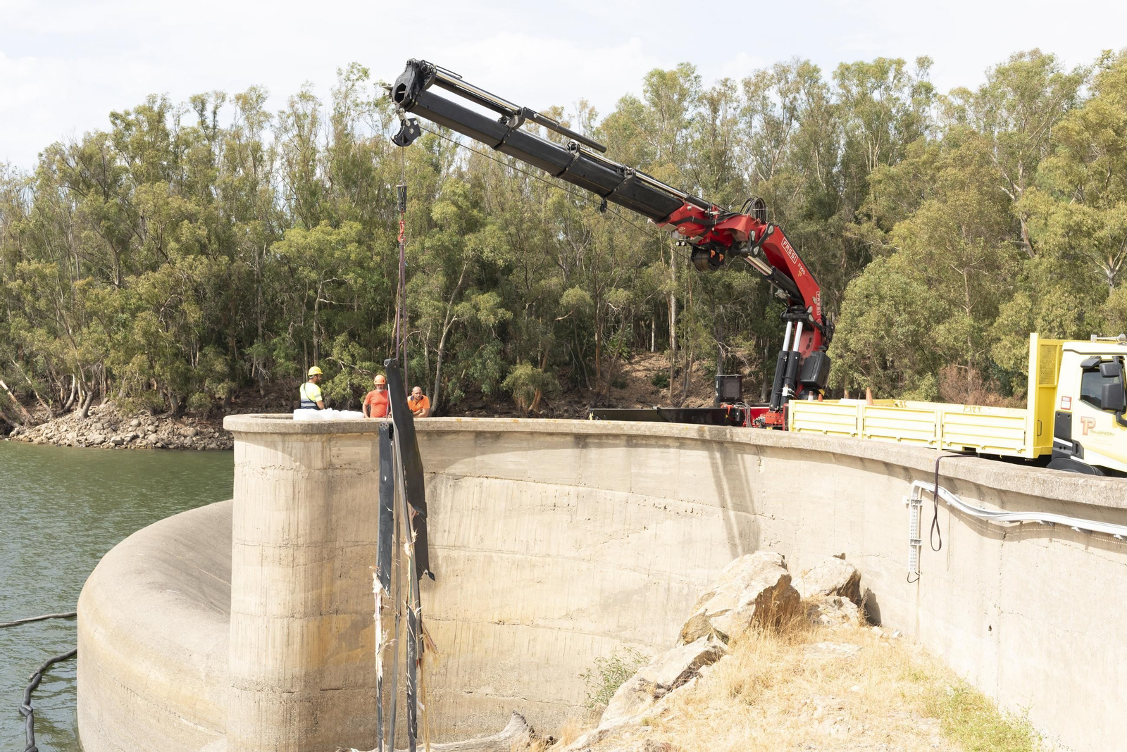 Las fotografías del rescate del helicóptero accidentado en el embalse de Guadarranque