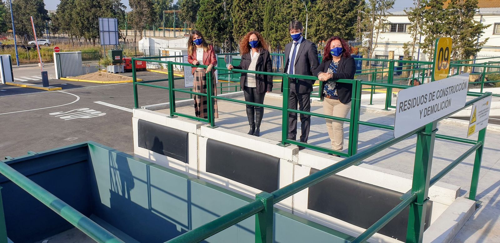 El delegado de Transición Ecológica David Guevara con las delegadas de los distritos Triana y Los Remedios, María Encarnación Aguilar, y Bellavista-La Palmera, Carmen Fuentes.