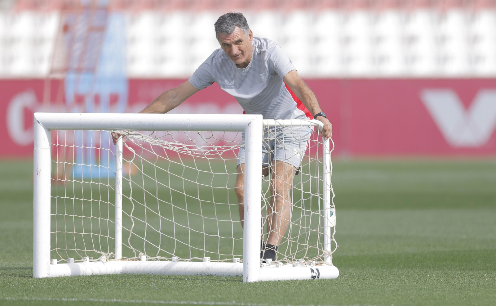 Mendilibar mueve una portería pequeña en un entrenamiento del Sevilla.