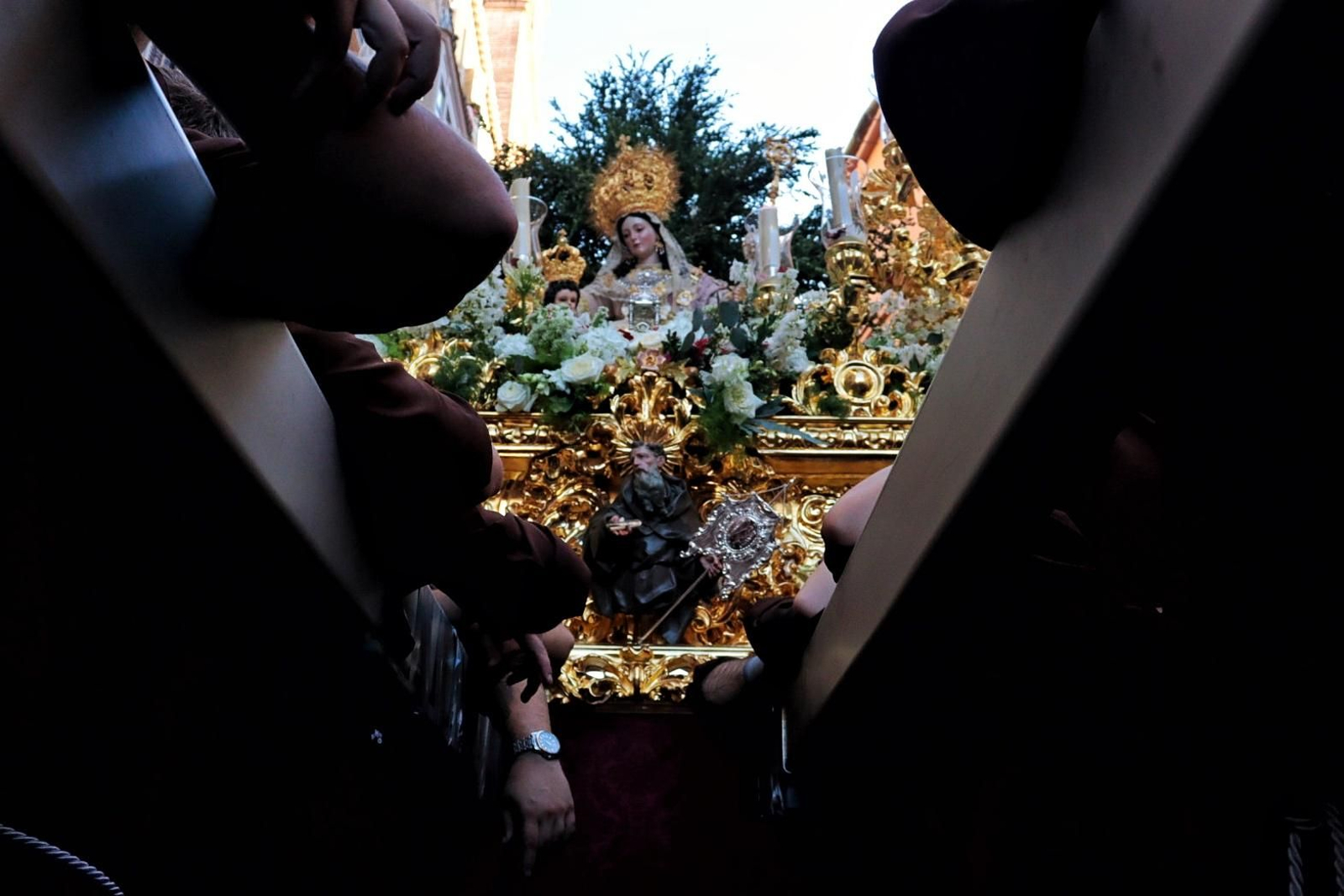 La Divina Pastora, ya coronada, en las calles de Málaga. La Divina Pastora, ya coronada, en las calles de Málaga.