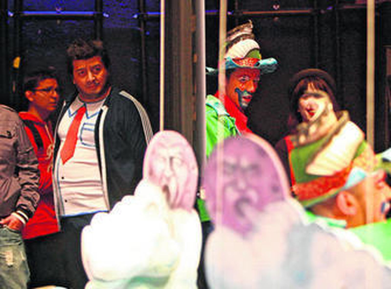 Kike Remolino, entre bambalinas, asistiendo a la actuación de 'Los válidos'.