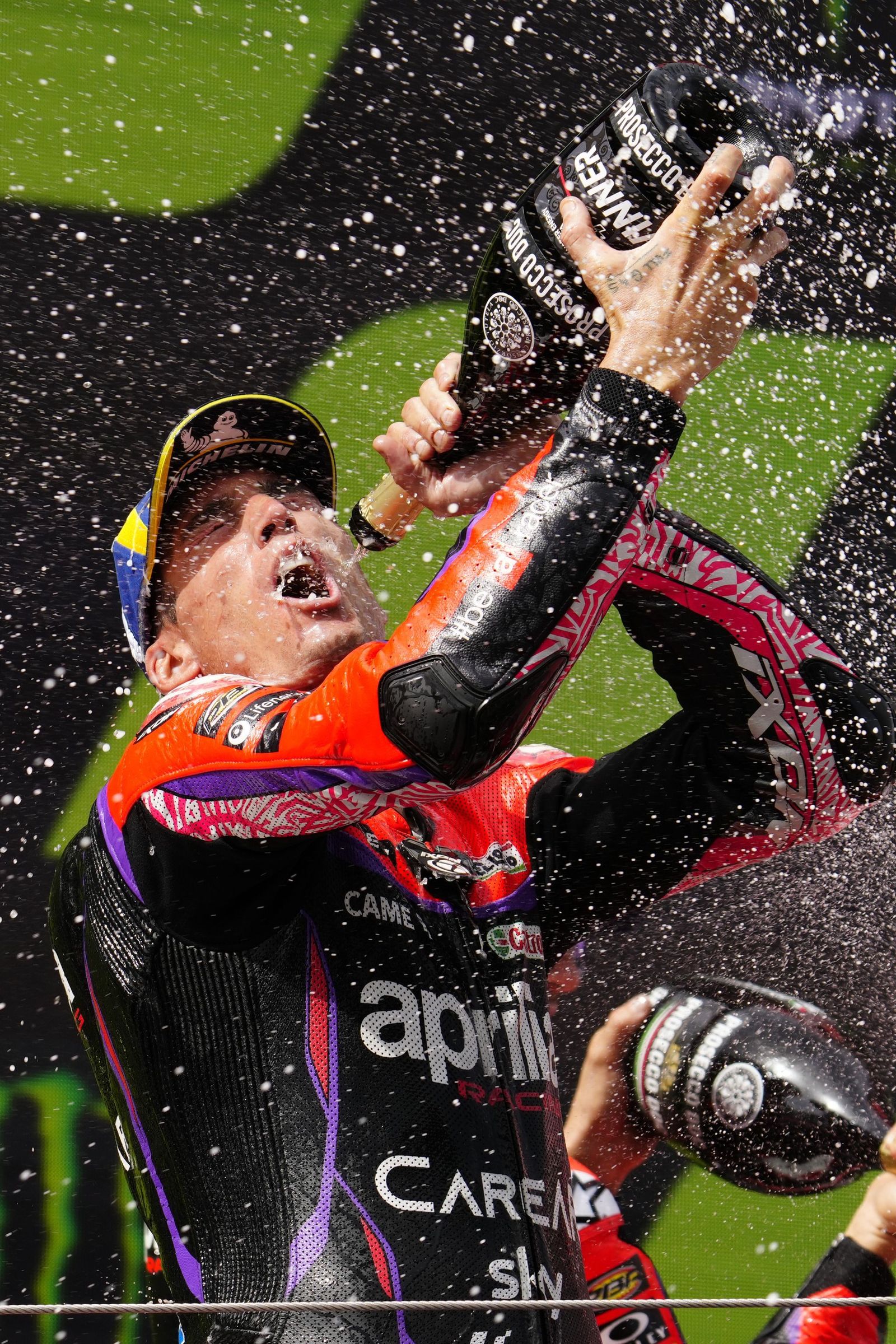 Las cariñosas fotos de Piqué, Clara Chía en el Mundial de Motos en Montmeló