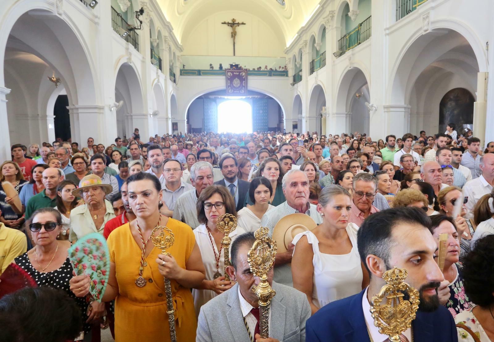 Numerosos devotos rezan ante la Blanca Paloma.