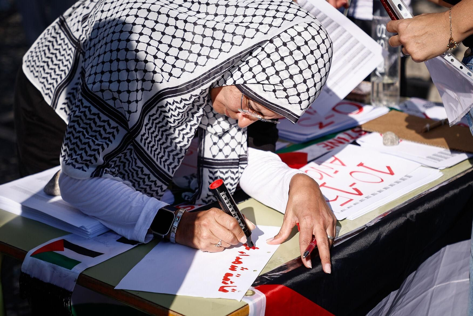 Lágrimas frente a la Alhambra, en imágenes: así se han leído en Granada los nombres de los niños muertos en Gaza