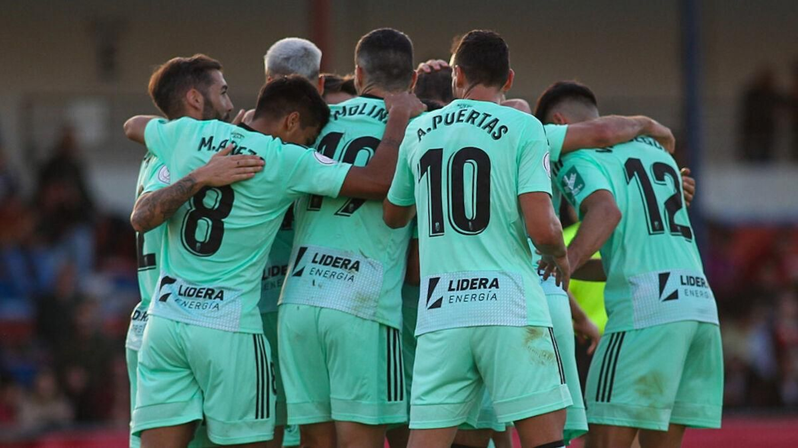 Jugadores del Granada, en el partido de Copa en Yecla