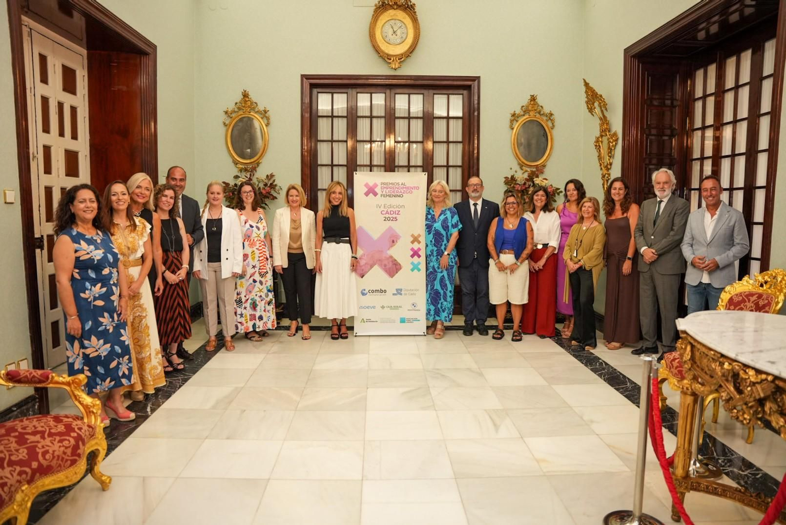 Foto de grupo de los  VI Premios al Emprendimiento y Liderazgo Femenino de Cádiz en la Diputación.