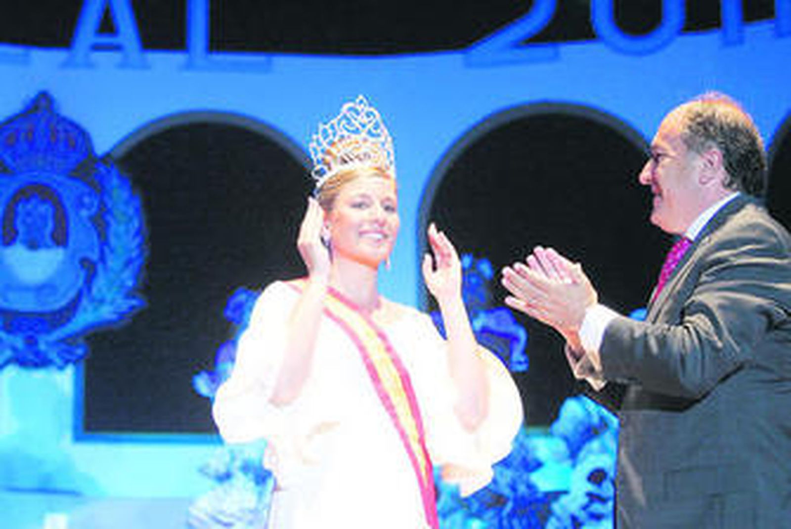 El alcalde de Algeciras, José Ignacio Landaluce, corona a la reina juvenil, Valle Quintanilla, anoche en el parque María Cristina.
