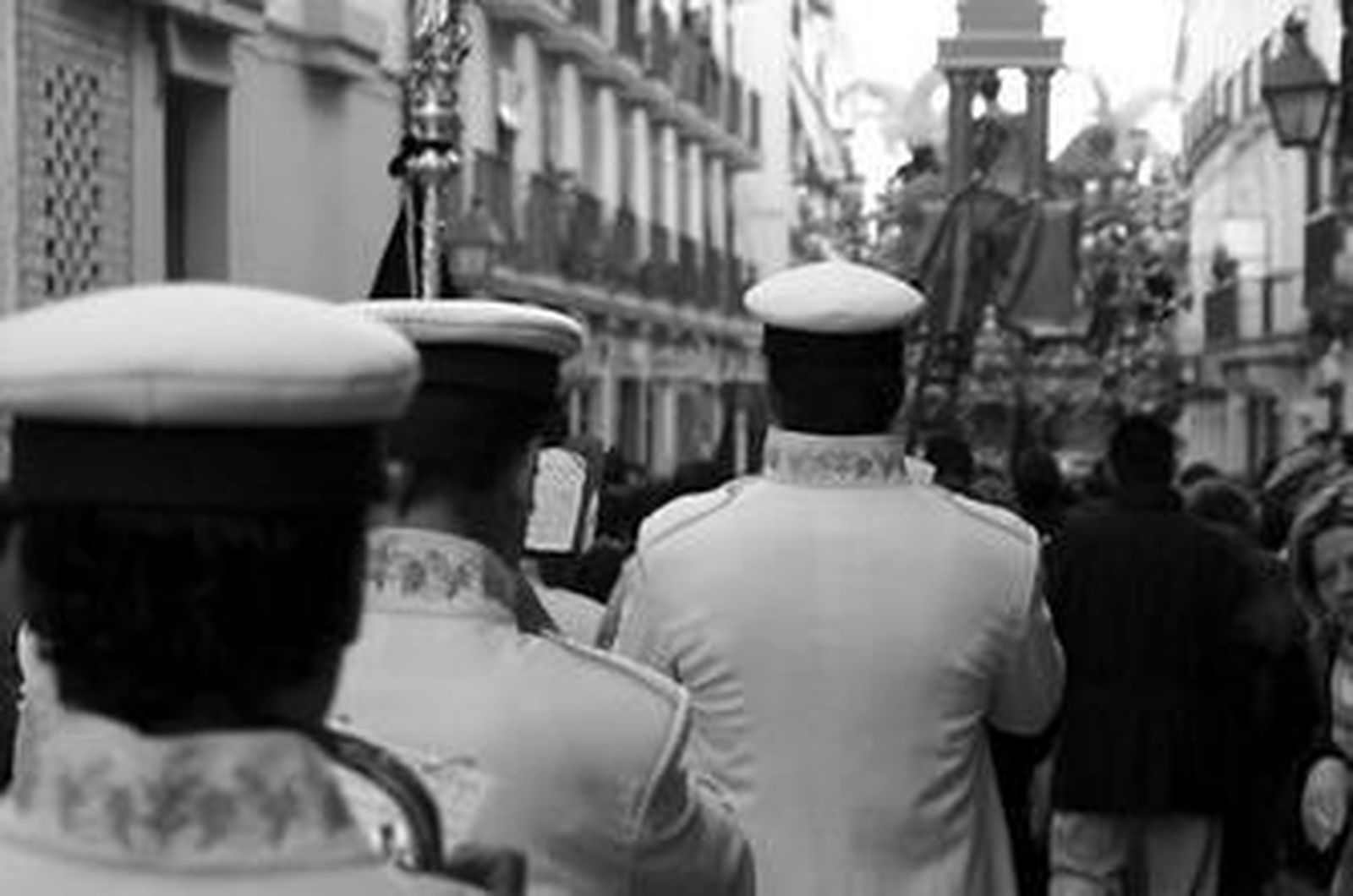 La agrupación de la Sentencia acompañando al Señor de la Plazuela.