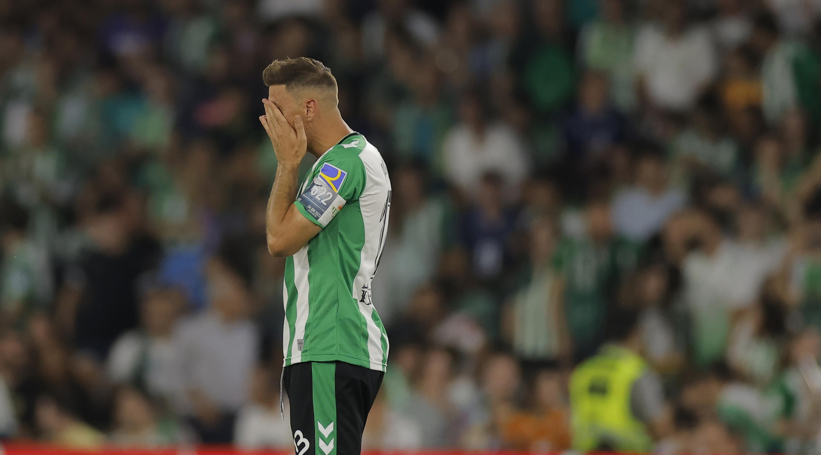 Joaquín se seca las lágrimas antes del comenzar la segunda parte.