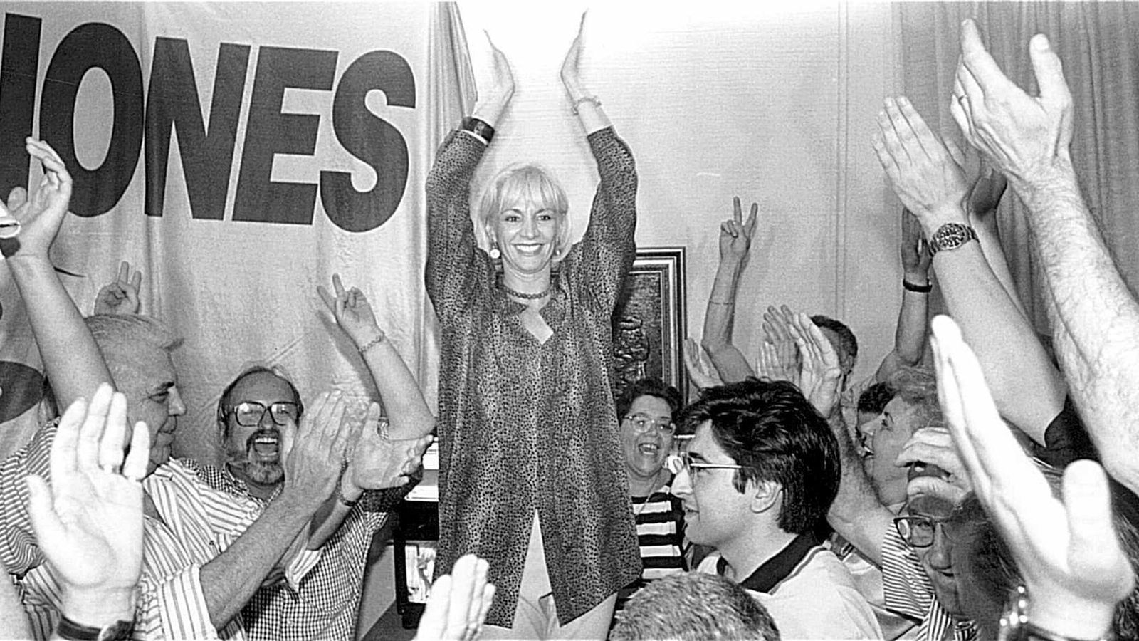 Teófila Martínez, triunfante tras su primera mayoría absoluta en 1995.