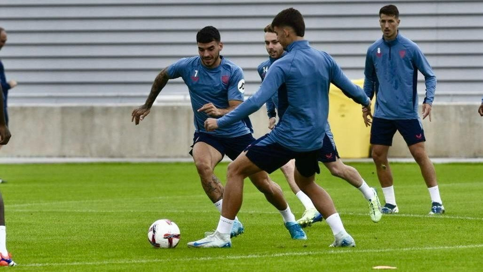 Isaac disputa un balón en el entrenamiento con Kike Salas.