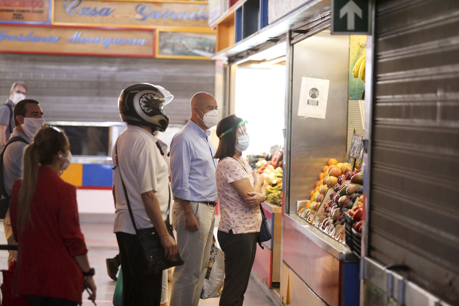 Afluencia de clientes en el mercado de Atarazanas en Málaga, en fotos