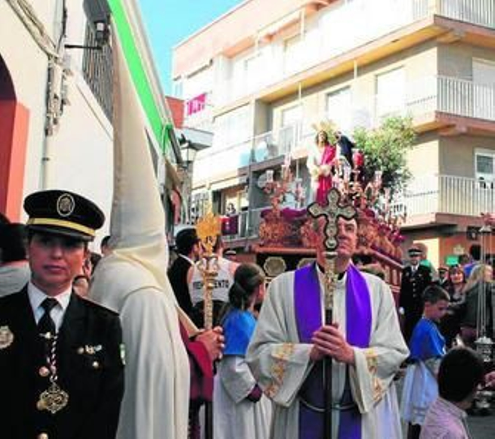 El Paso de Misterio precedido por la inspectora jefe, el párroco y el alcalde de Adra.