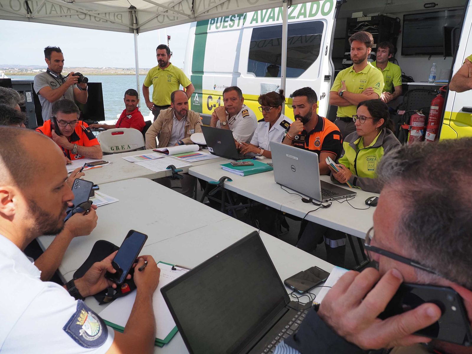 Las mejores imágenes del choque entre un ferry y un pesquero en medio del Guadiana
