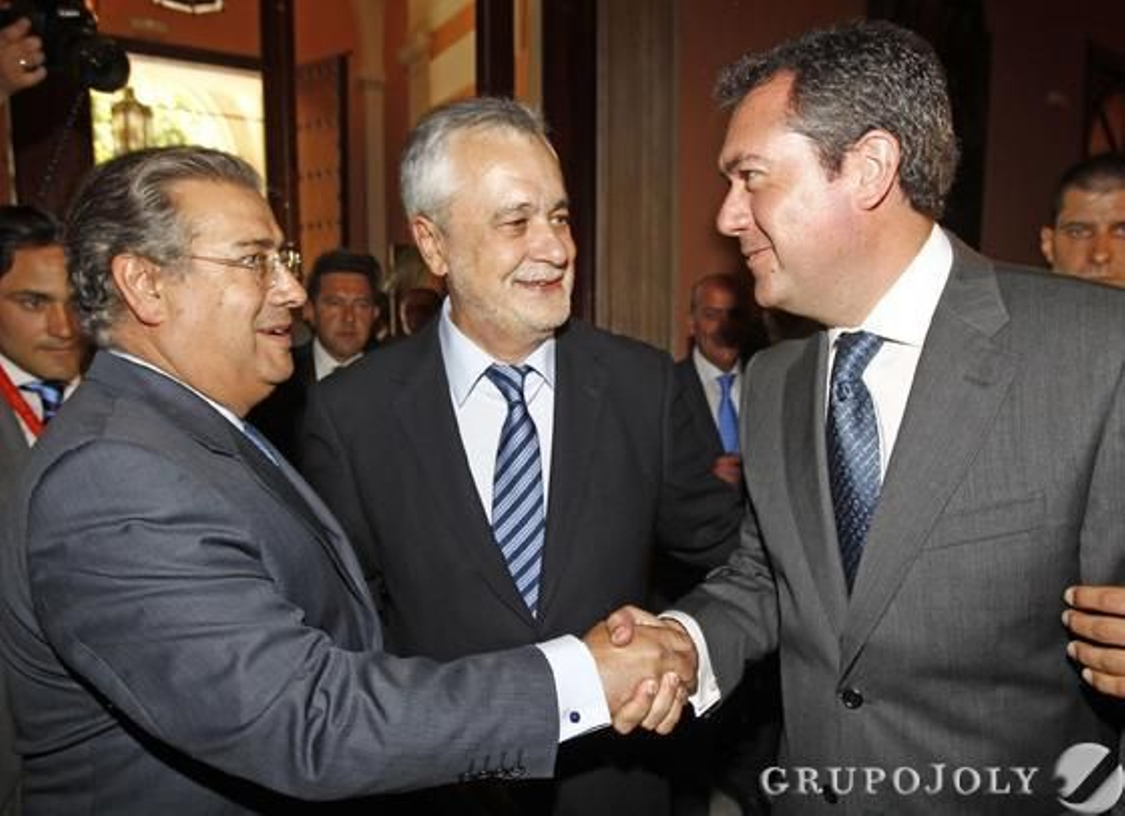 Zoido y Espadas se saludan ante Griñán

Foto: Antonio Pizarro - Manuel Gómez