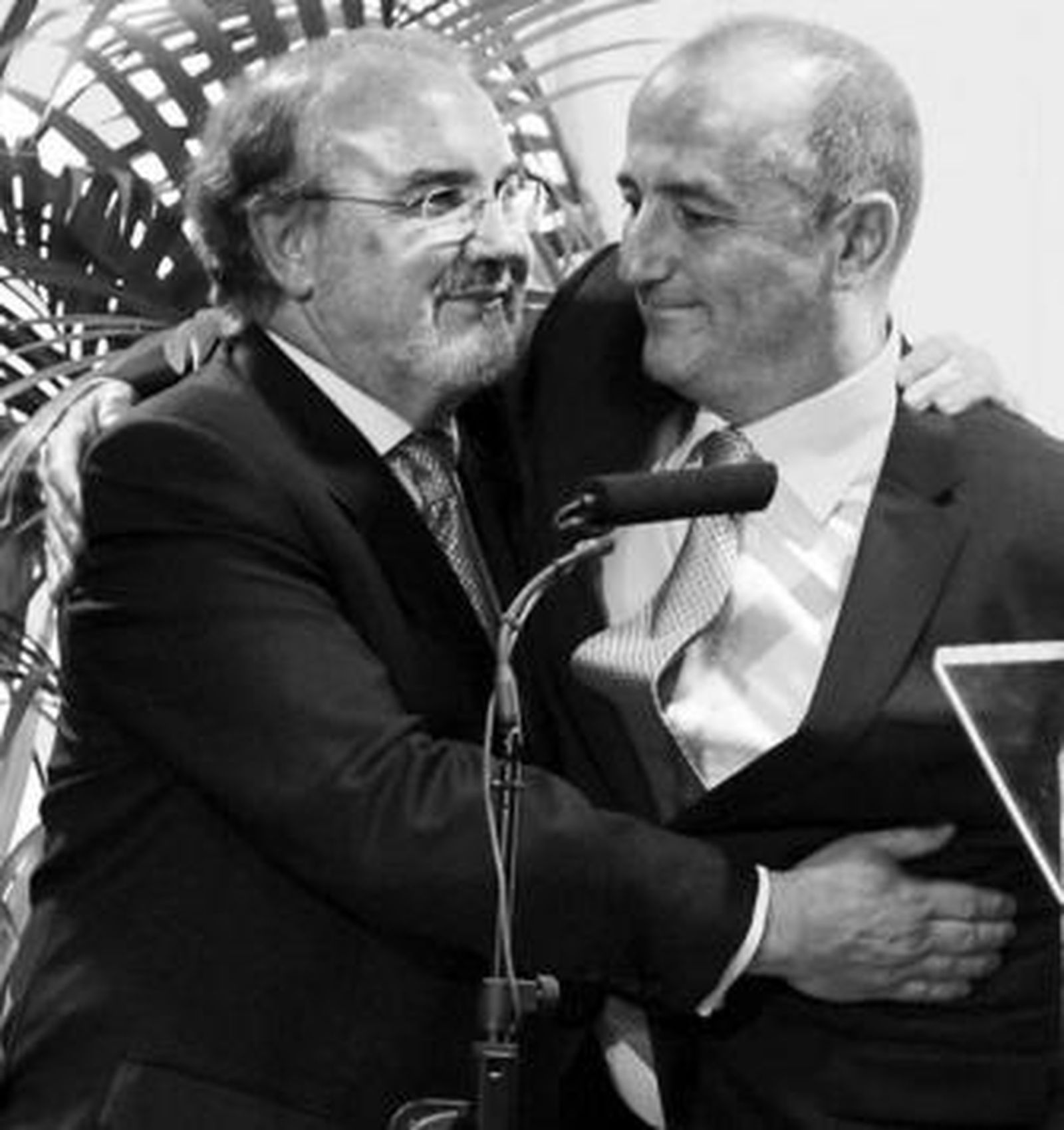 Pedro Solbes y Miguel Sebastián se abrazan en el debut del segundo en Industria.