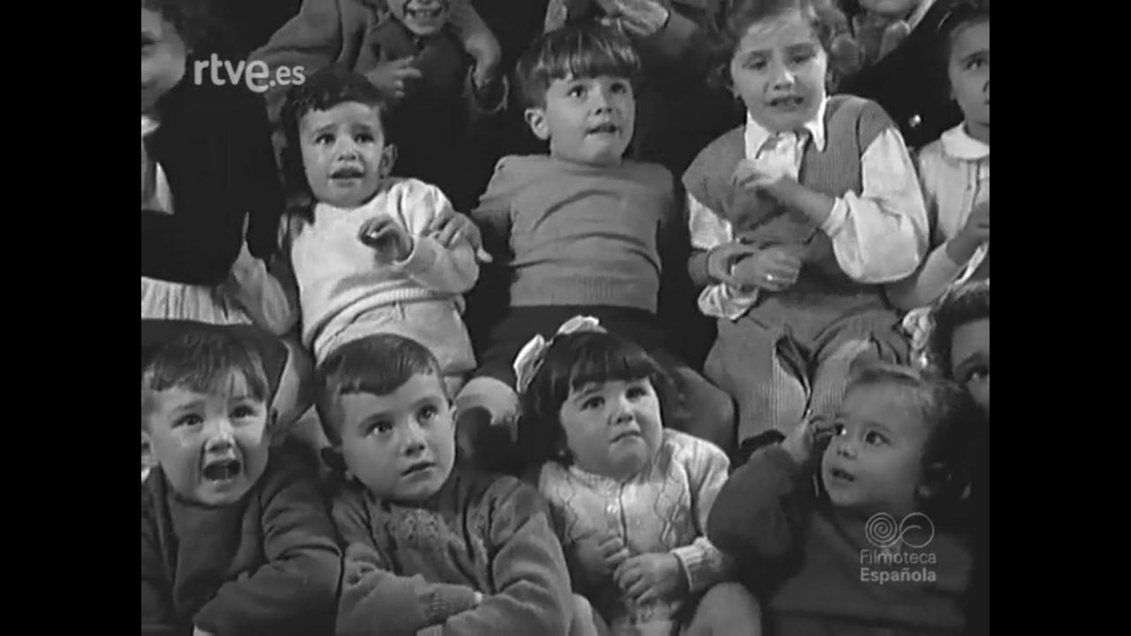 Los niños de 1951 asustados ante un montaje en el Retiro con las marionetas de Talio
