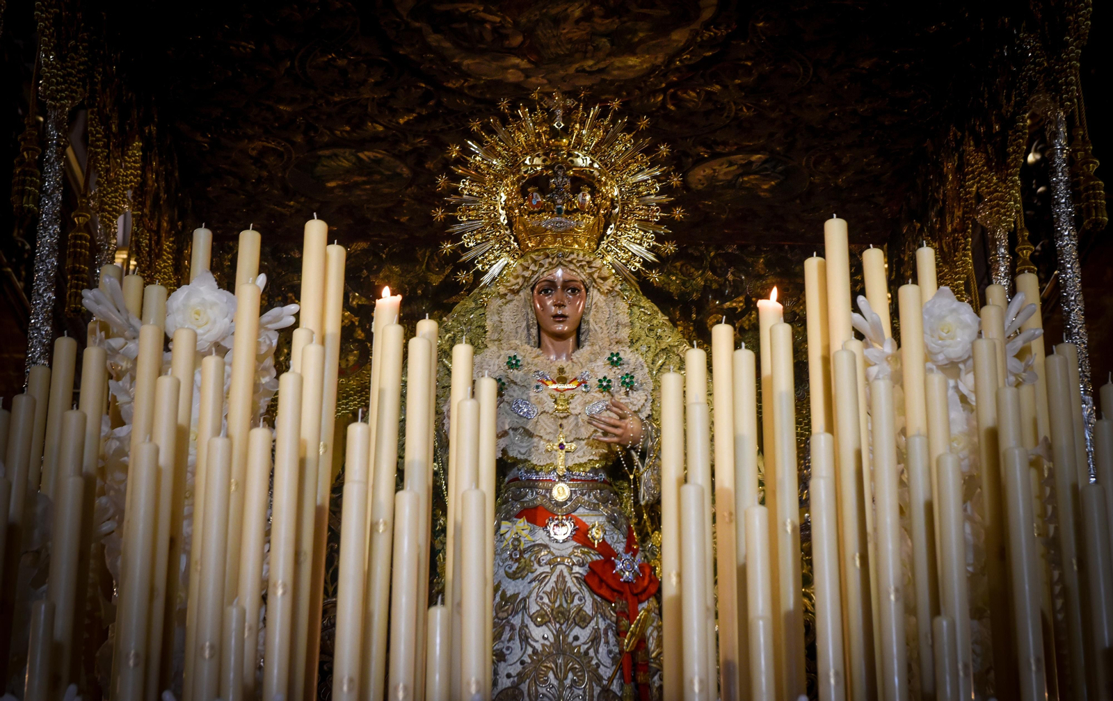 Las imágenes del ambiente en la Macarena y el Gran Poder el Jueves Santo en la Semana Santa de Sevilla 2024
